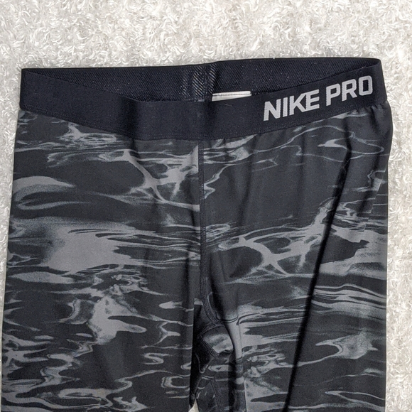 Nike Dri-FIT Capri Leggings - Picture 3 of 5